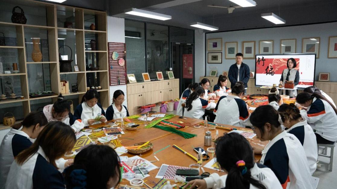 为非遗“添彩”，为青春“赋能”：江苏建院的文化育人新实践